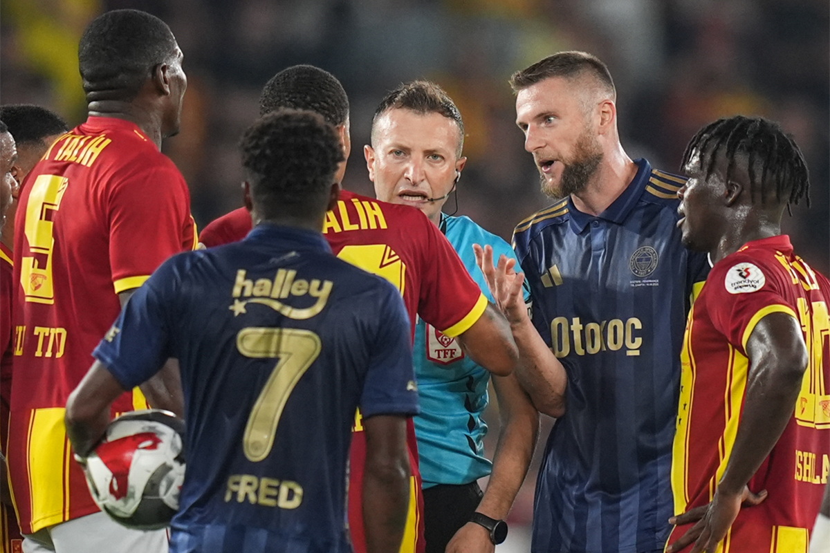 Trio ekibi, Fenerbahçe maçına damga vuran pozisyonda ikiye bölündü: Penaltı ve kırmızı kart