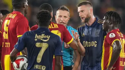 Trio ekibi, Fenerbahçe maçına damga vuran pozisyonda ikiye bölündü: Penaltı ve kırmızı kart