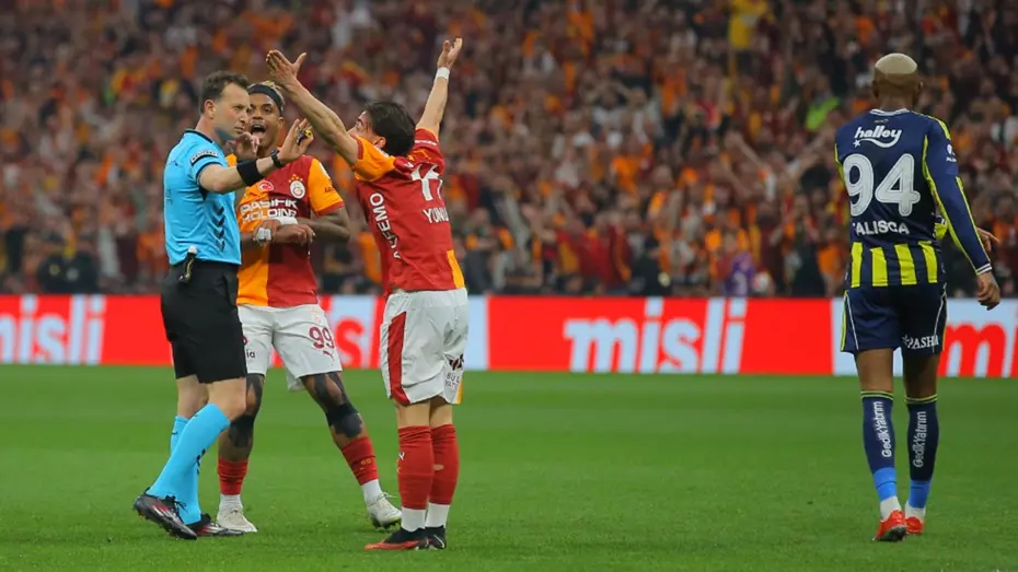 Trio ekibi, Yasin Kol'a ateş püskürdü! Derbide 1 penaltı, tam 5 kırmızı kart atlandı - 9