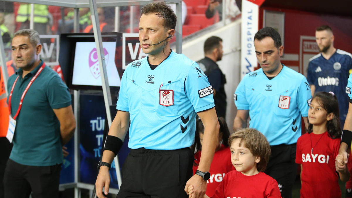 Samsunspor, maçın bitmesi beklemedi: Hakem kararlarına tepki