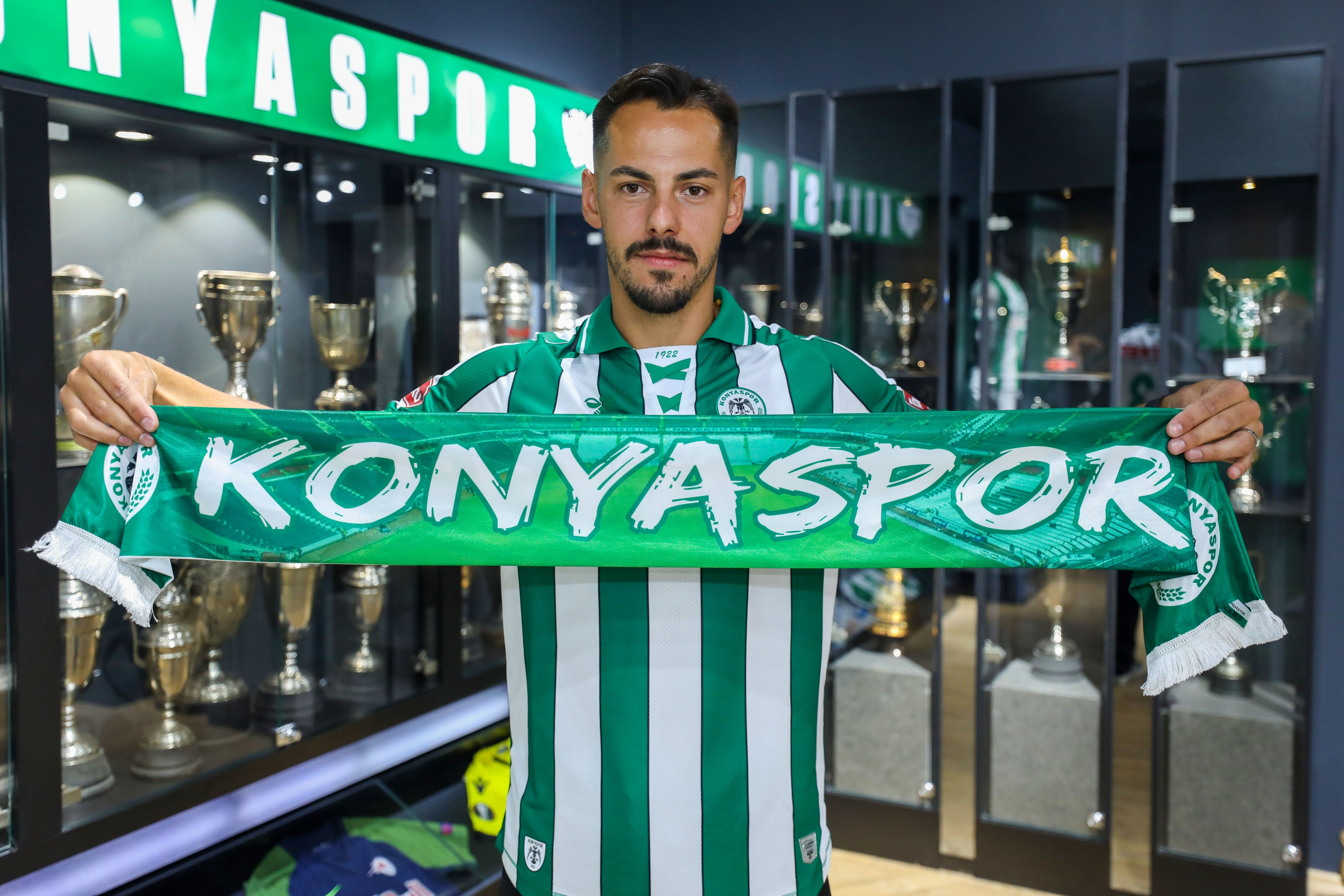 Konyasporlu futbolcuya şok: Fenerbahçe maçı sırasında babası kalp krizi geçirdi