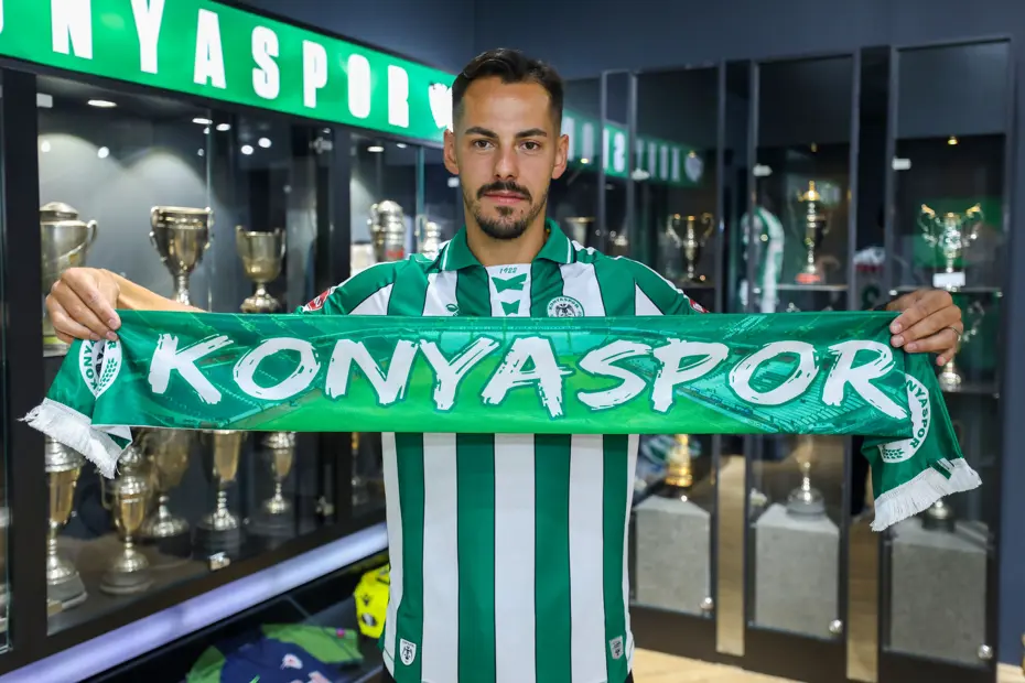 Konyasporlu futbolcuya şok: Fenerbahçe maçı sırasında babası kalp krizi geçirdi