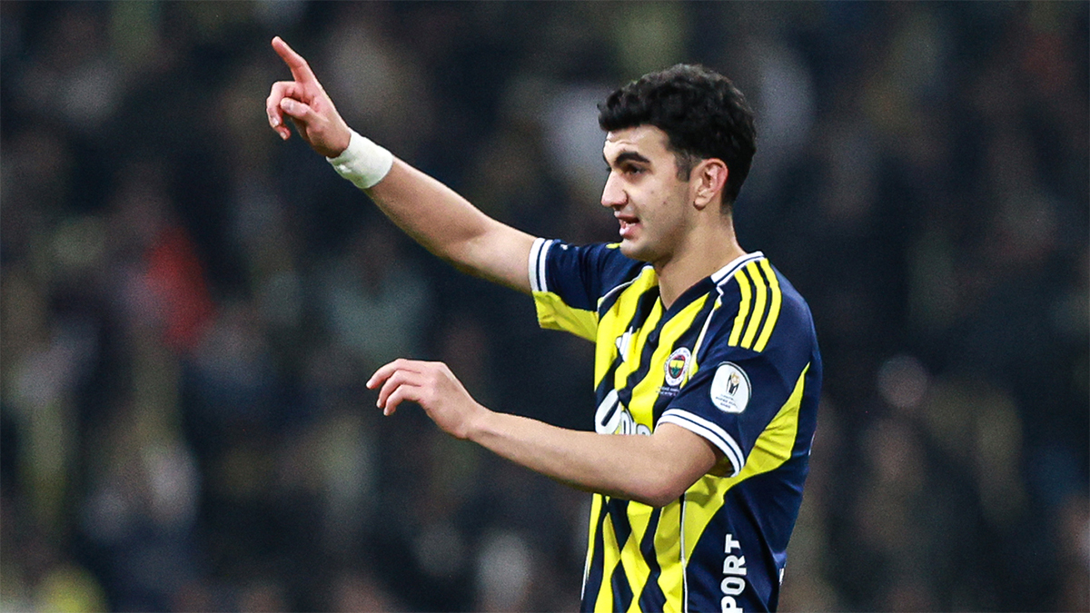 Tedesco karşılaşmanın ilk 11'ini belirledi. Fenerbahçe'nin kalesini Ederson koruyacak ve savunmada Skriniar'ın yokluğunda Yiğit Efe görev alacak. Sarı-lacivertlilerin savunma kurgusunun Semedo-Yiğit Efe-Oosterwolde-Mert Müldür şeklinde olacak.