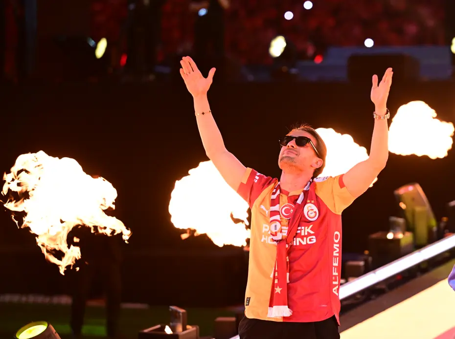 Şampiyon Galatasaray kupasına kavuştu: Dakika dakika şampiyonluk kutlaması - 33 Şampiyon Galatasaray kupasına kavuştu: Dakika dakika şampiyonluk kutlaması - 33