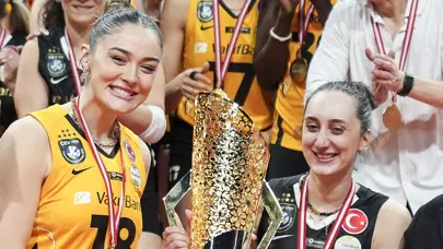 Şampiyonluk sonrası ayrılık! Gözyaşlarıyla veda etti: "Son maçımdı" Şampiyonluk sonrası ayrılık! Gözyaşlarıyla veda etti: "Son maçımdı"