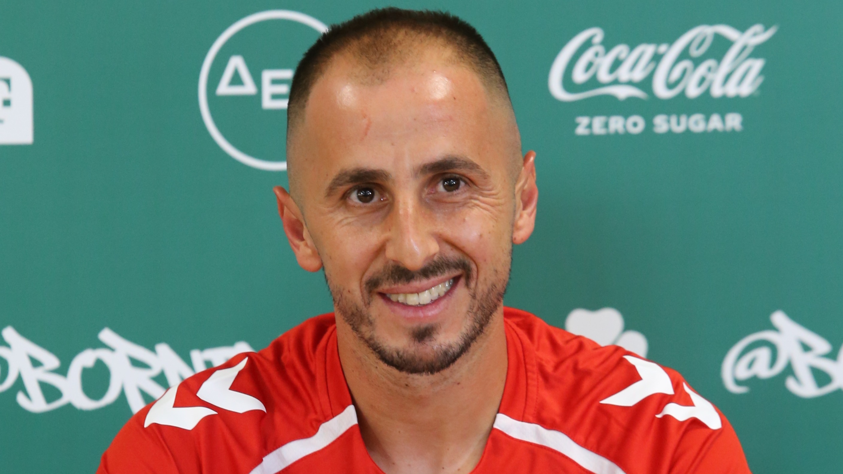 Herkes Zeki Yavru'nun Yunan gazetecinin sorusuna verdiği tepkiyi konuşuyor: Saniyelerce aynı şekilde kaldı