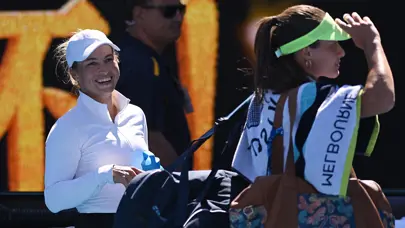 Zeynep Sönmez'i eleyen Kazak tenisçiden Türk taraftarlara olay hareket: Tribünde kıyamet koptu Zeynep Sönmez'i eleyen Kazak tenisçiden Türk taraftarlara olay hareket: Tribünde kıyamet koptu