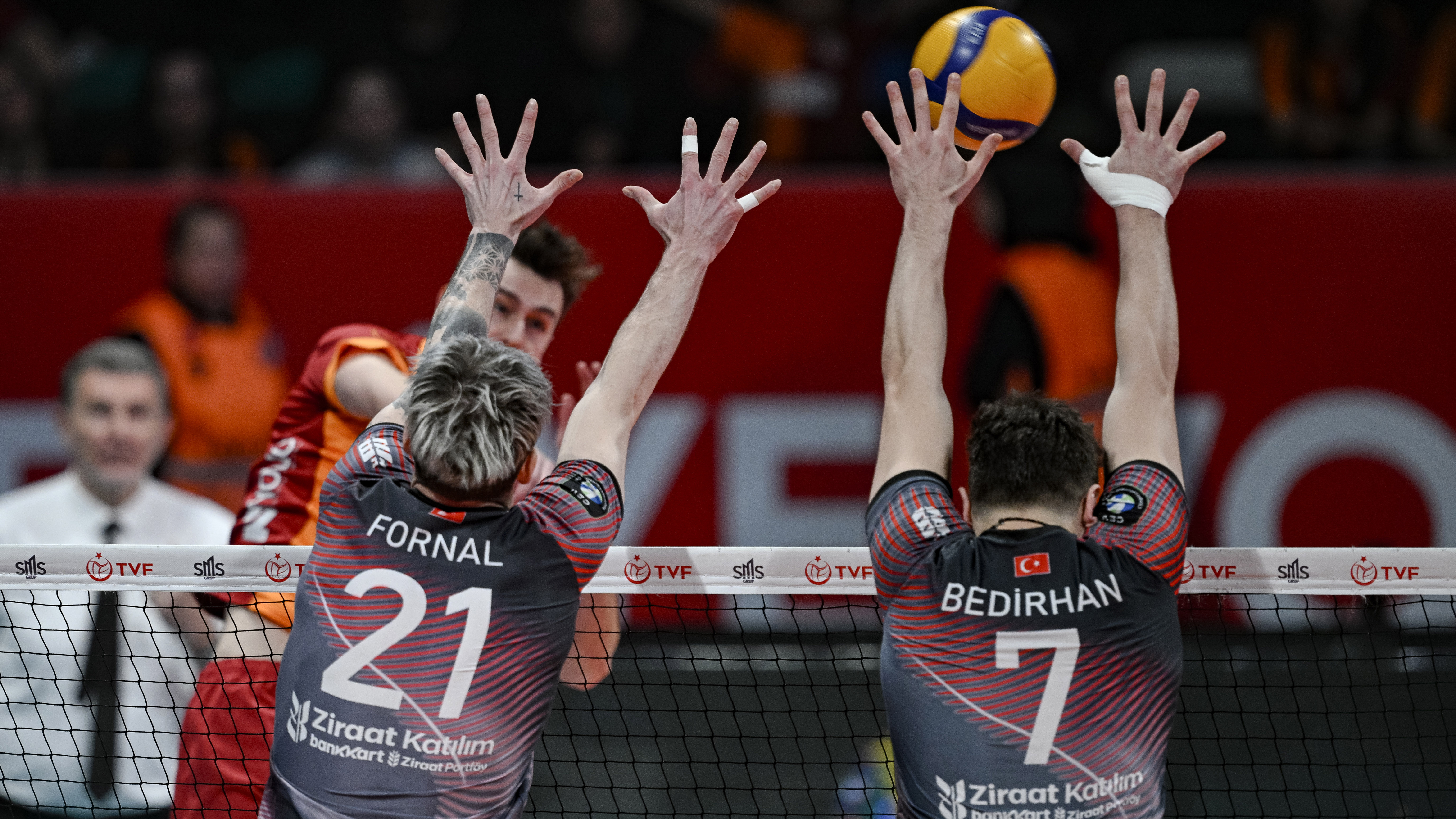 Ziraat Bankkart evinde hata yapmadı, final serisinde öne geçti