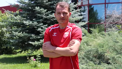 Ziya Erdal yeniden Sivasspor'da: 17 yıl formasını giydiği takımda sürpriz bir göreve başladı Ziya Erdal yeniden Sivasspor'da: 17 yıl formasını giydiği takımda sürpriz bir göreve başladı